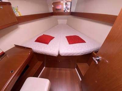 OCEANIS 37